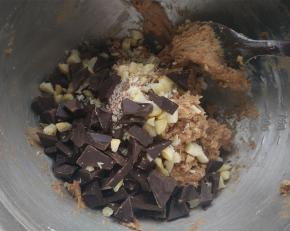 加入切碎的夏威夷果和黑巧克力拌匀。
