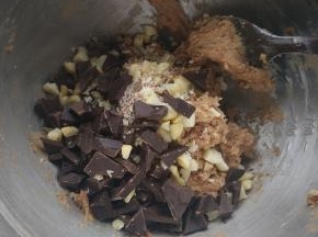 加入切碎的夏威夷果和黑巧克力拌匀。