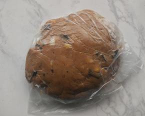 将面团放进保鲜袋，送入冰箱冷藏24小时。