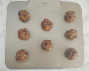 取出冷藏的面团，稍稍回温后揉成球形放在烤盘上，再在表面撒几粒海盐。