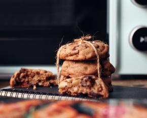 刚烤好的曲奇是软的，稍凉后再移到冷却架上。完全冷却后，曲奇的边缘会变得松脆，里面却又柔软。