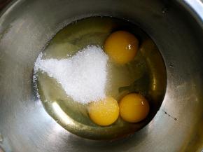 将鸡蛋加糖混合