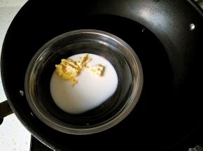 将牛奶和黄油混合