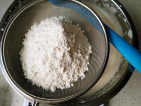 在打发好的蛋液中筛入低筋粉