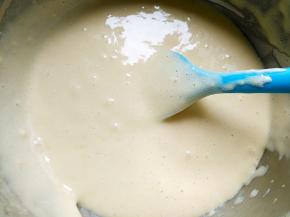 沿着边沿倒入融化的油奶混合液，翻拌均匀