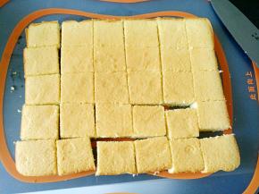 将冷却好的蛋糕均匀切成小块