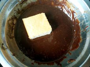 将巧克力加牛奶融化