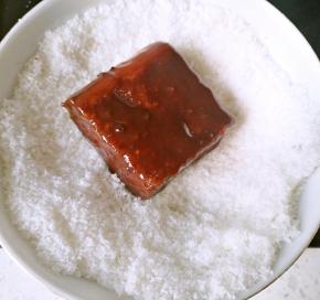 放入盛有椰蓉的碗中