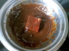 蛋糕块沾满巧克力液