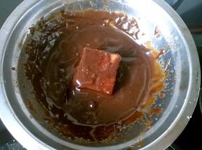蛋糕块沾满巧克力液