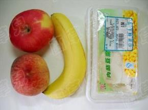 准备好香蕉、苹果、水蜜桃。
