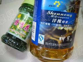准备好蜂蜜和糖桂花。