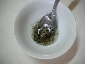 糖桂花和蜂蜜调好成蜜汁。