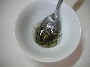 糖桂花和蜂蜜调好成蜜汁。