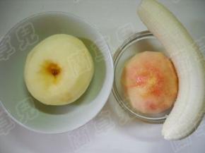 水果分别剥去皮、切块。