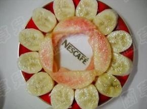 先将香蕉片、水蜜桃码放在盘中。