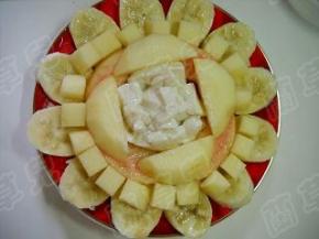 豆花划成小块，放在水果上。