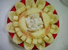 豆花划成小块，放在水果上。