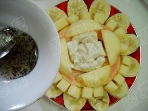 均匀淋上桂花蜜汁，吃时拌匀。