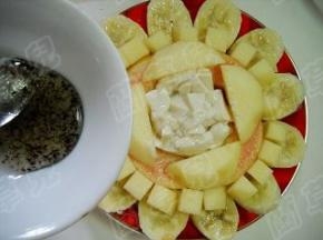 均匀淋上桂花蜜汁，吃时拌匀。