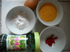 准备玉米碎、鸡蛋、藕粉、枸杞子、糖桂花。