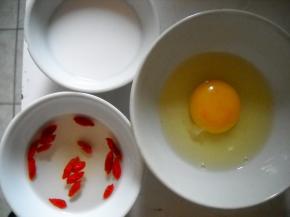 鸡蛋磕破于碗中，打散；枸杞子用水稍稍泡一会；藕粉加入适量冷水调成汁备用。