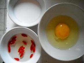 鸡蛋磕破于碗中，打散；枸杞子用水稍稍泡一会；藕粉加入适量冷水调成汁备用。