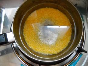 玉米碎入锅洗净、加入冷水，大火煮开，中火煮5分钟。