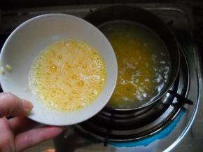 倒入蛋液，并用筷子快速搅散。