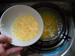 倒入蛋液，并用筷子快速搅散。