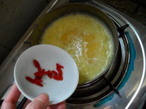 倒入枸杞子，搅匀。