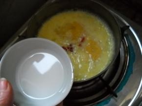 加入藕粉汁，快速搅均匀，以免糊锅。
