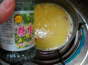加入糖桂花，拌匀。 煮好的枸杞玉米蛋羹，盛入碗中即可食用。