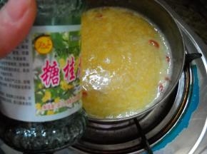 加入糖桂花，拌匀。 煮好的枸杞玉米蛋羹，盛入碗中即可食用。