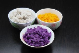 紫芋、紫薯、南瓜分别去皮、蒸熟，用料理机打成泥；