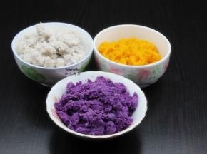 紫芋、紫薯、南瓜分别去皮、蒸熟，用料理机打成泥；