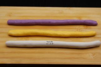 多次来回揉，揉成三个颜色长条；