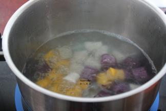 放入做好芋圆，白砂糖，煮熟，即可。