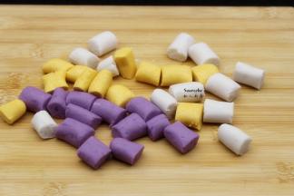 各颜色均匀分成等量切好；