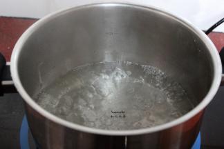 适量的清水煮沸