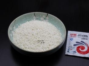 准备食材：糯米、甜酒曲；PS：酒曲有甜和苦之分，根据个人口感购买