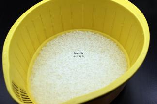 糯米洗净，浸泡3小时，捞出沥干水；