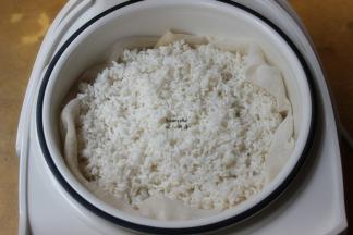 用蒸隔布垫在电饭锅蒸隔篮上，倒入糯米，电饭锅放适量水;PS：用竹蒸笼最好，有竹子清香