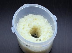 放入酸奶机盒子，中间挖一个“洞”，酒酿出口；