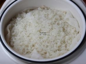 蒸好糯米饭软糯、清香；