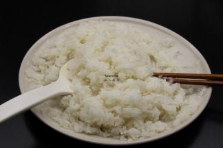 倒入盘子，摊开，晾凉至30度左右，不烫手，温水加甜酒曲拌均；