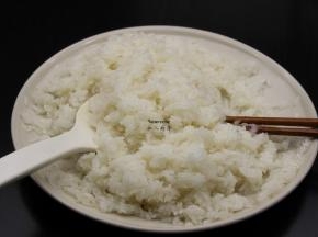 倒入盘子，摊开，晾凉至30度左右，不烫手，温水加甜酒曲拌均；