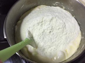 倒入奶粉，快速搅拌均匀