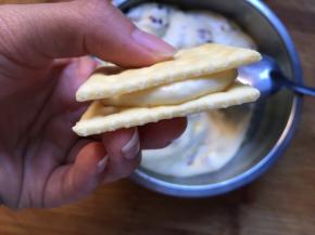 再把一片苏打饼压上，牛扎饼就做好了