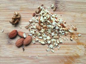 蒸南瓜的同时将坚果切小颗粒。